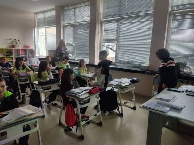 Бинарен урок на тема:"Сегашно време на глагола в българския и английския език" - СУ Петко Росен - Бургас